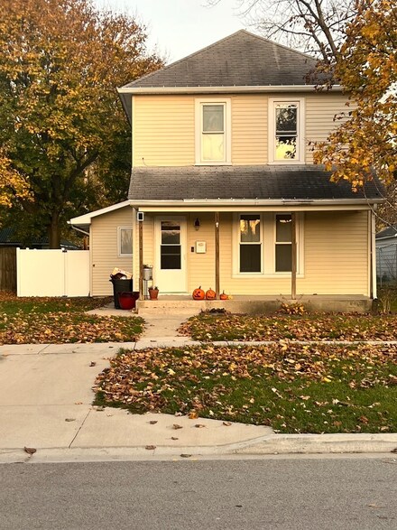 213 N Thomas St, Gilman, IL 60938