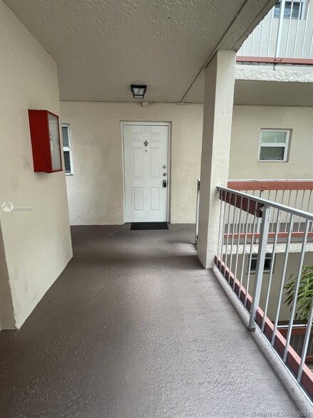 9461 Evergreen Place Unit 303, Davie, FL 33324