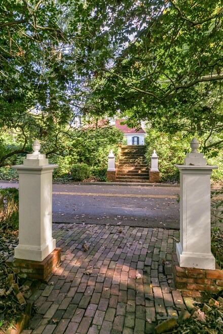 809 Lee Ave, Lookout Mountain, TN 37350
