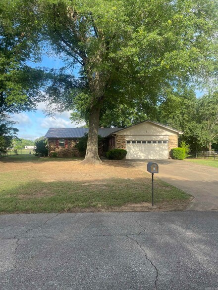 23 Westgate St, Searcy, AR 72143