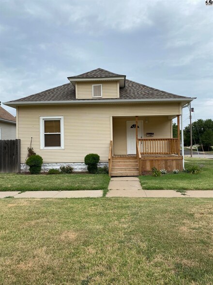203 S Hamilton St, Pratt, KS 67124