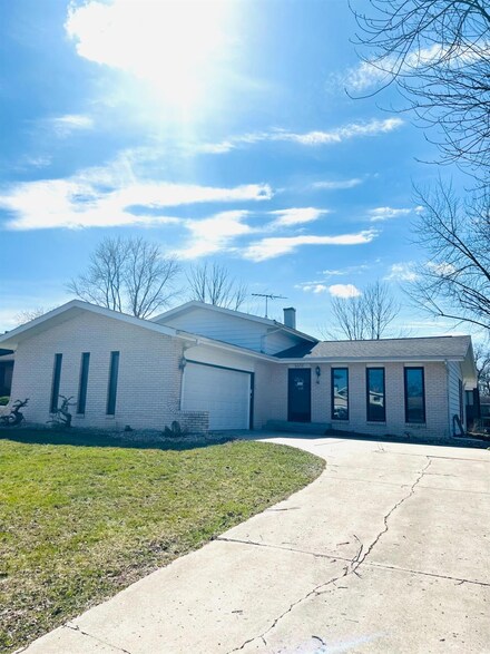 8672 Mathews Ln, Crown Point, IN 46307