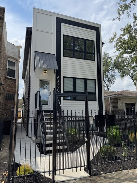 6530 S Champlain Ave, Chicago, IL 60637