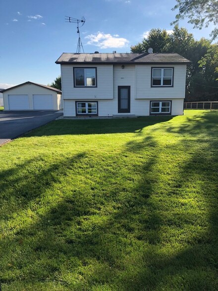 201 1st St, Kirkland, IL 60146