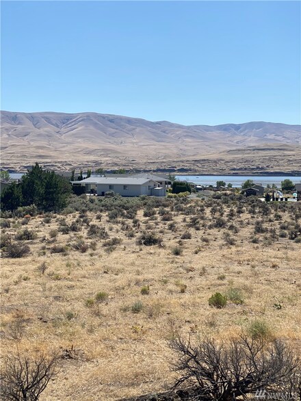 717 Lakeside Way N, Mattawa, WA 99349