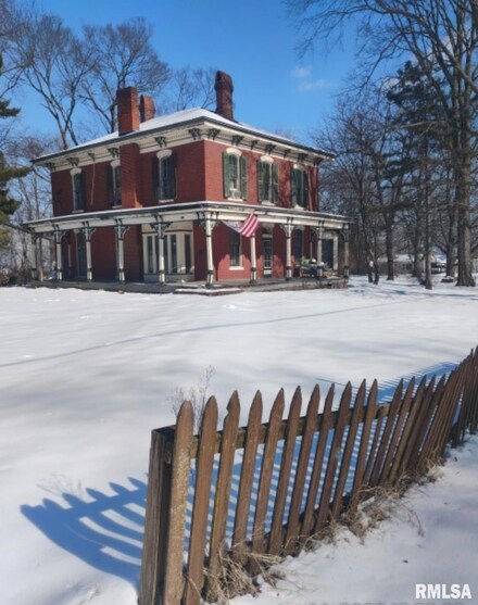 216 S Washington St, Kinmundy, IL 62854