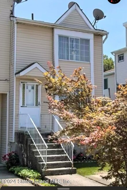 31 Northport Ln, Staten Island, NY 10314