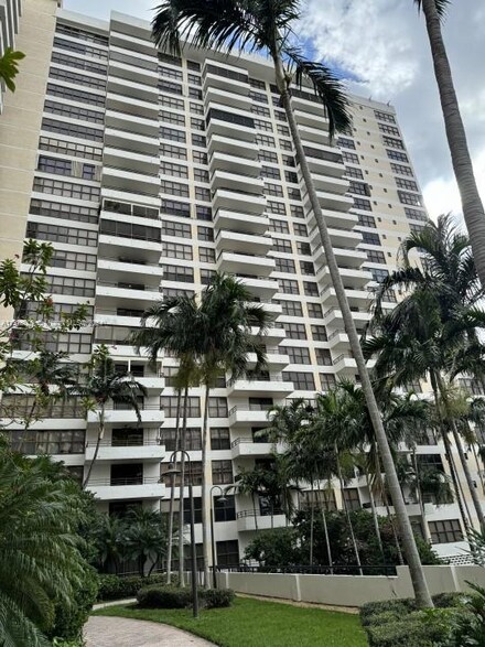 2500 Parkview Dr Unit 618, Hallandale Beach, FL 33009