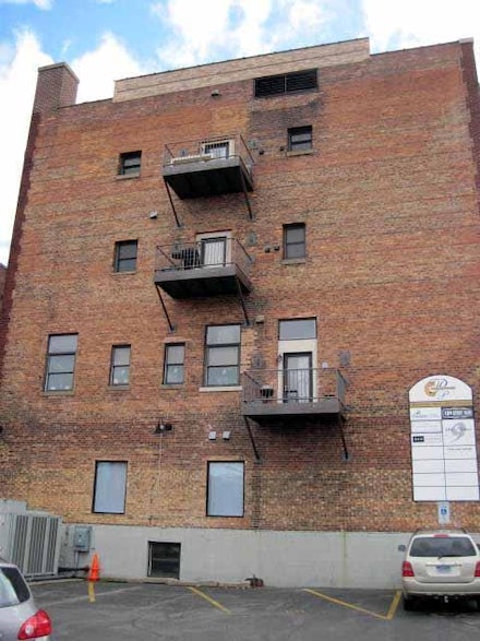 17 W 10th St, Holland, MI 49423