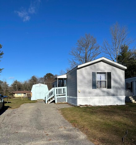 9 Autumn Ln, Lewiston, ME 04240