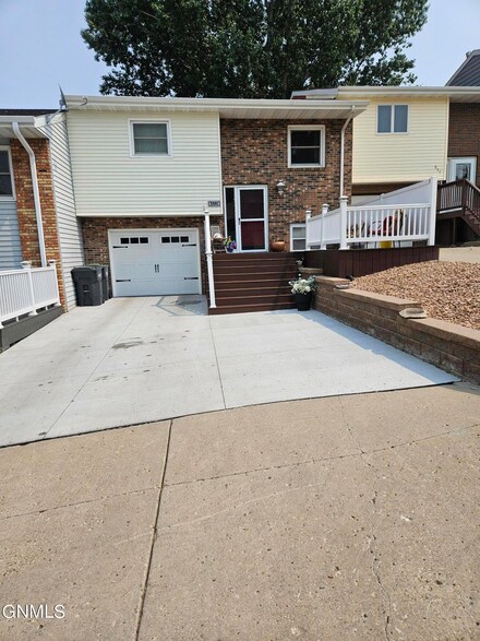 515 Marilyn Dr, Mandan, ND 58554