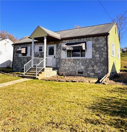 1502 Saxonburg Rd, Natrona Heights, PA 15065