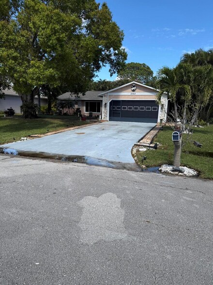 2362 SE Patio Cir, Port Saint Lucie, FL 34952