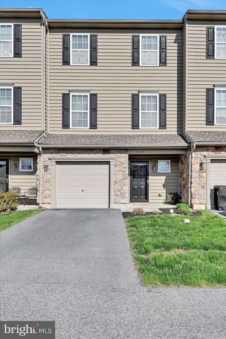 2027 Crown Mill Dr, Mohrsville, PA 19541