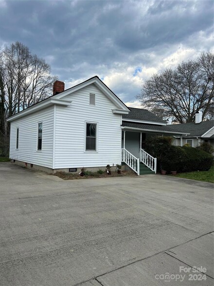 136 Whitmire St, Brevard, NC 28712