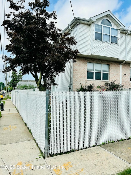 104 Oberlin St, Staten Island, NY 10305