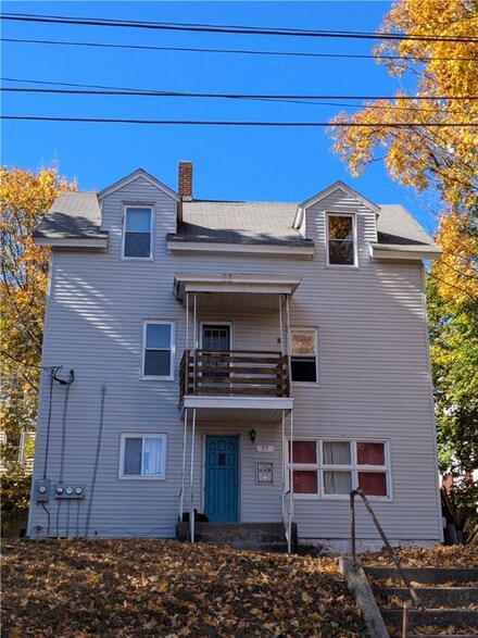 27 Montcalm St, Woonsocket, RI 02895