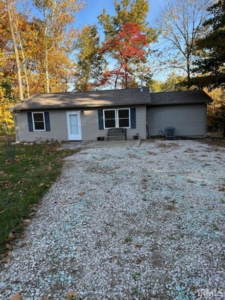 8161 E Center Rd, Sullivan, IN 47882