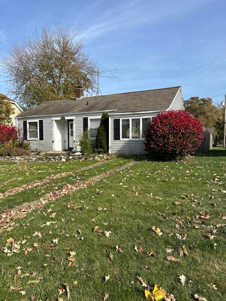 410 Hoffman St, Crown Point, IN 46307