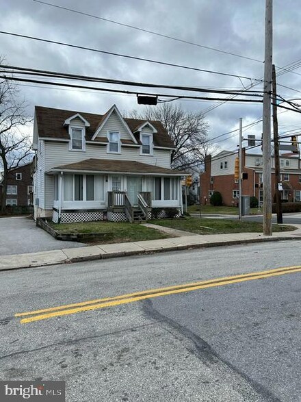 38 W Spring Ave, Ardmore, PA 19003