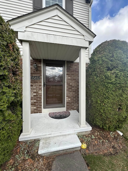 15852 N Franklin Dr, Clinton Township, MI 48038