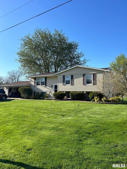 607 Edgehill Ct, Andalusia, IL 61232