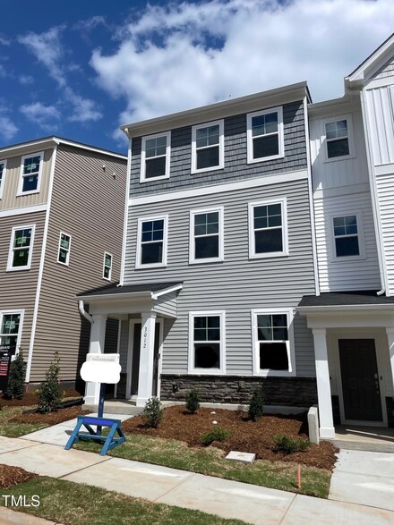 3012 Honeymyrtle Ln, Durham, NC 27703
