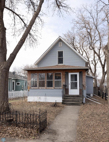 718 1st St N, Fargo, ND 58102