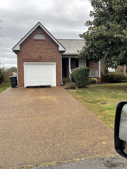 130 Oak Leaf Dr, Hendersonville, TN 37075