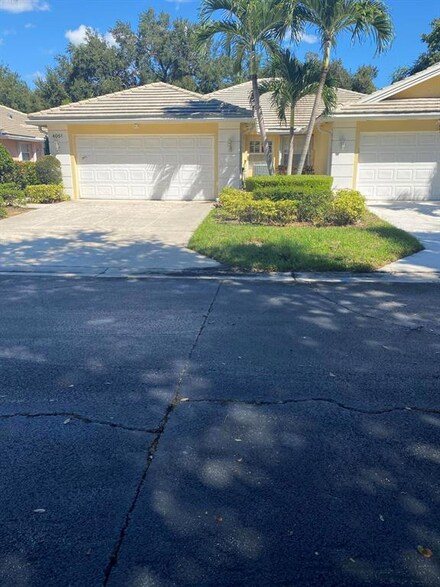 4051 Grove Point Rd, Palm Beach Gardens, FL 33410