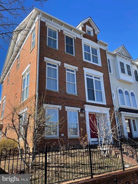 721 Grant St, Herndon, VA 20170