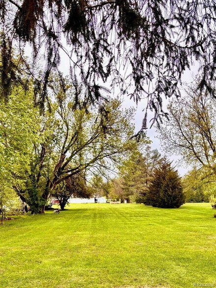 2209 Russell St, Grand Blanc, MI 48439