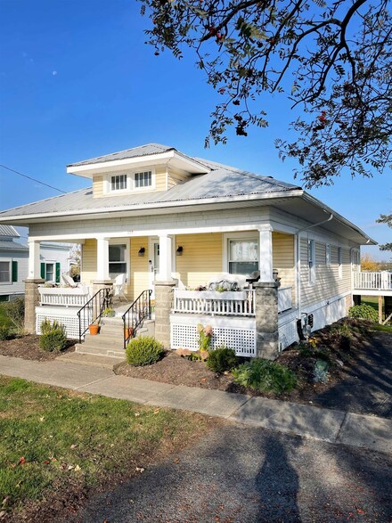 159 St Lawrence Ave, Waddington, NY 13694