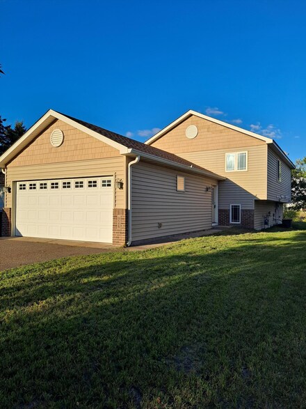 924 Whiskey Rd NW, Isanti, MN 55040
