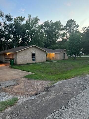 412 Maverick Dr, Palestine, TX 75801