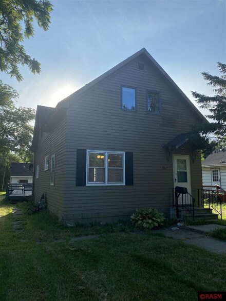 868 3rd Ave SW, Wells, MN 56097
