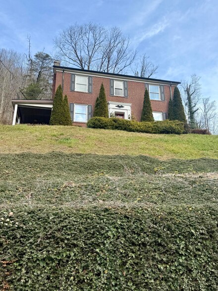 928 Riverside Dr, Welch, WV 24801