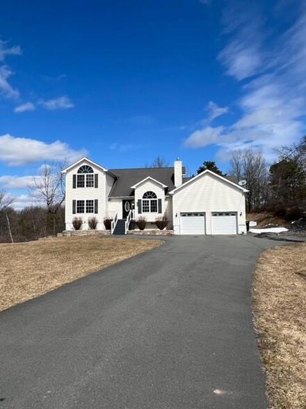 1095 Clover Rd S, Long Pond, PA 18334