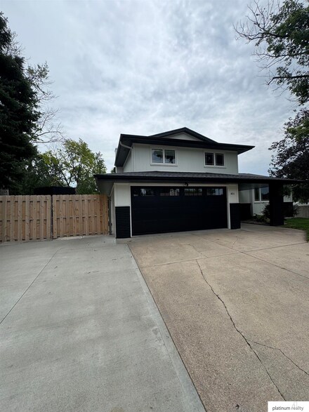 801 Donegal Dr, Papillion, NE 68046