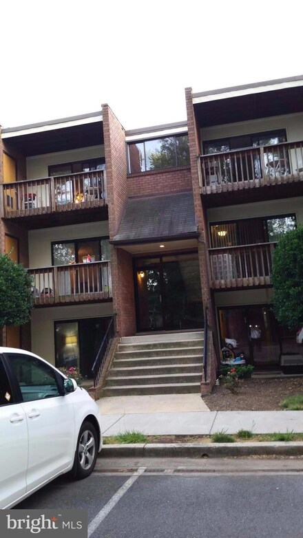 10725 West Dr Unit 301, Fairfax, VA 22030