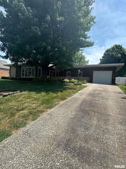108 S Beaucoup St, Pinckneyville, IL 62274