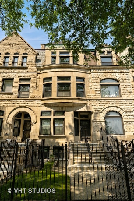 3912 S Prairie Ave, Chicago, IL 60653