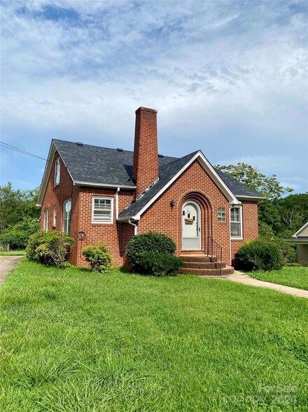 212 Center St, Morganton, NC 28655