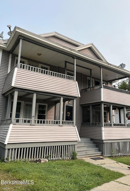 30 Sachem St, Springfield, MA 01108