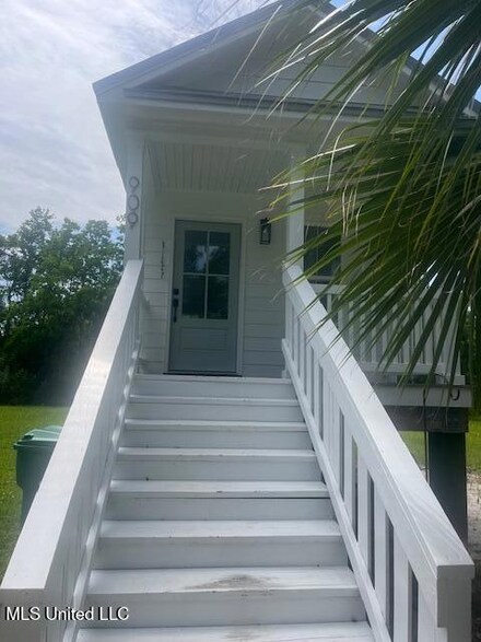909 Sears Ave, Waveland, MS 39576