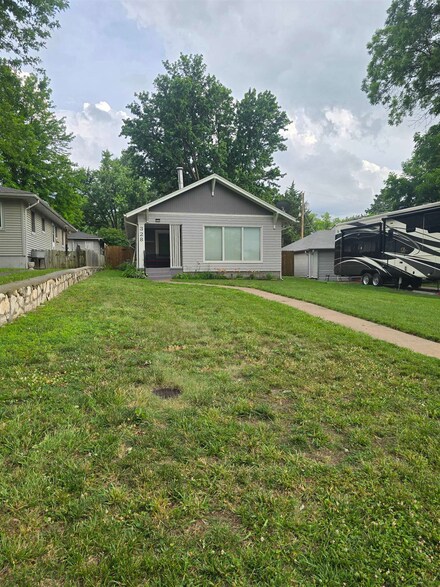 328 W 13th St, Concordia, KS 66901