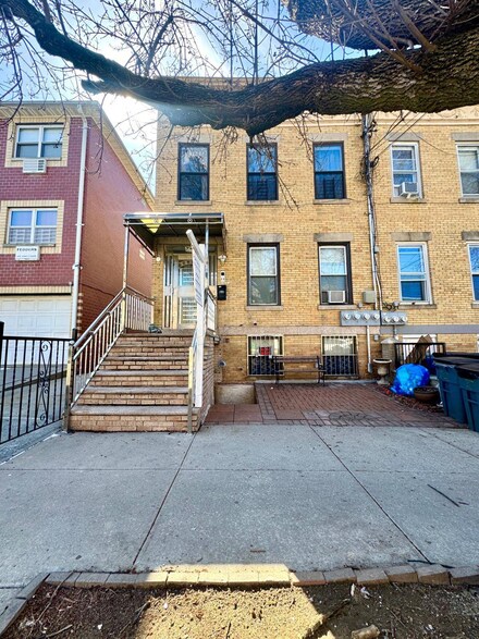 66-34 74th St, Middle Village, NY 11379