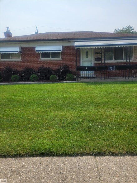 31707 Gloede Dr, Warren, MI 48088