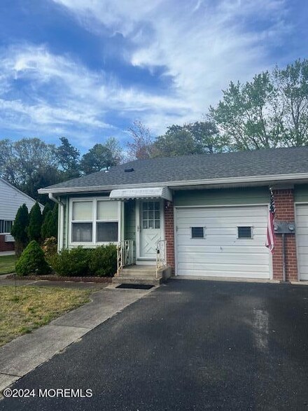 31a Homestead Dr, Whiting, NJ 08759
