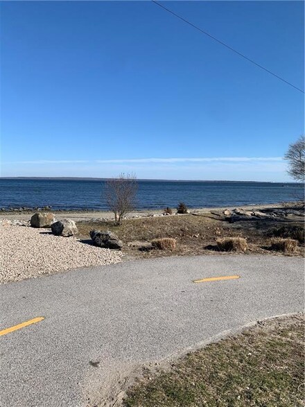158 Pettee Ave, North Kingstown, RI 02852